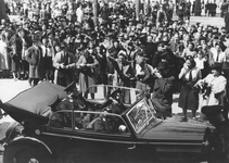 502573 Afbeelding van de aankomst van ir. A.A. Mussert, leider van de Nationaal-Socialistische Beweging (N.S.B.) en ...